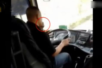 视频：实拍公交司机边开车边嗑瓜子修指甲