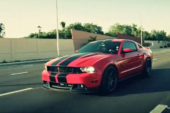 视频：好马配好鞍！福特野马改20寸VOSSEN大脚