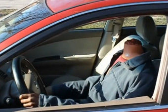 视频：整人无底线！无头驾驶员开车恶搞餐厅