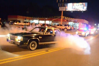 视频：夸张改装车警车前得瑟烧胎