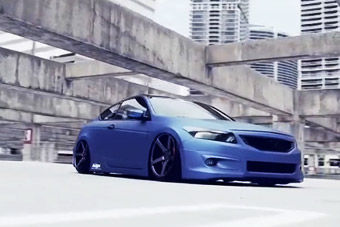 视频：改装蓝膜哑光本田雅阁上脚20寸轮毂