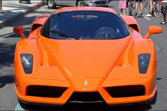 视频：一抹娇艳亮色！实拍橙色法拉利恩佐