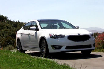 视频：外媒试驾评测2014款进口起亚凯尊（中文字幕）