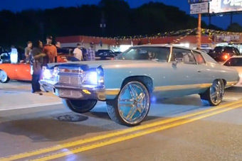 视频：改装蓝色大脚怪物 玩烧胎“滑步”