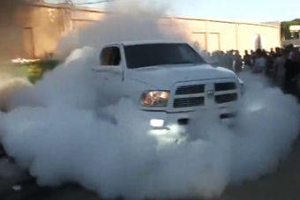 视频：大个儿造雾者 道奇公羊原地挠轮烧胎