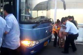 视频：实拍厦门公交起火伤者被抬换车 鲜血直流