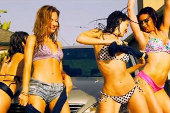 视频：辣妹激情赤裸碰撞 群模儿半裸上阵洗车