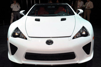 视频：赛道测试雷克萨斯LFA超级跑车