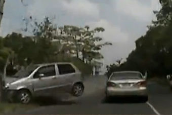 视频：监控实拍71岁老翁开车睡着逆向180度撞飞