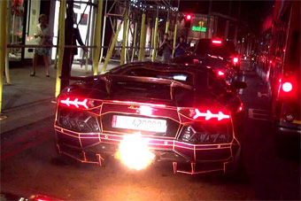 视频：街拍众多超跑刷街 更有狂牛喷火