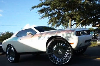 视频：超级浮夸 改装大脚怪物的派对