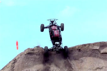 视频：改装怪物车 挑战垂直大坡毫无难度