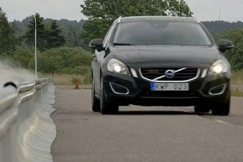 视频：真人演示沃尔沃路障探测系统