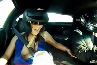 视频：性感美女被车手车内搞到失控尖叫