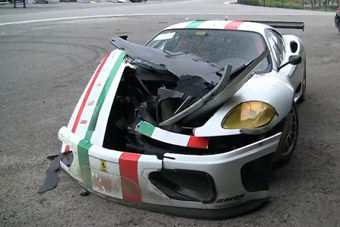 视频：实拍Ferrari 360赛道上“自残”致毁