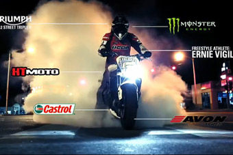 视频：夜间霓虹“游乐场” 车手Ernie Vigil上演城市特技秀