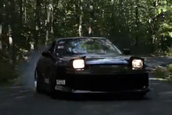 视频：神级赛车手驾驶跑车山路甩尾漂移