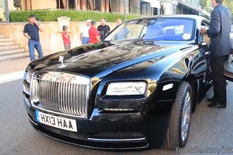 视频：摩纳哥街头实拍富豪乘坐劳斯莱斯魅影