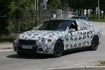 视频：实拍2015款宝马 7系全伪上路