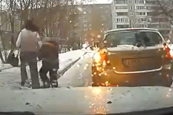 视频：彪悍的战斗民族女人 大马路当停车场