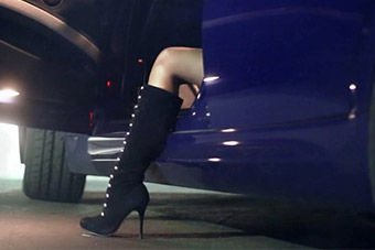 视频：性感美女驾BMW M3深夜狂飙野性十足