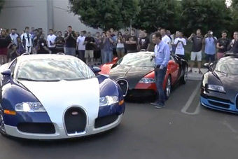 视频：4辆布加迪威龙到场 国外屌丝忙拍照