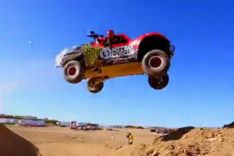 视频：史诗级越野CS枪战-有妹子哦