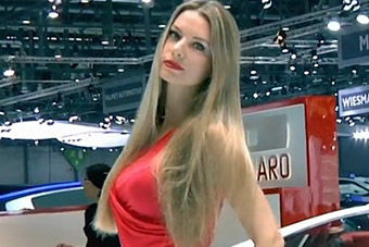 视频:国外车展上让你目不暇给的性感模特