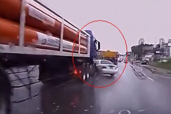 视频：这大卡车神马情况 小车司机已经尿了吧