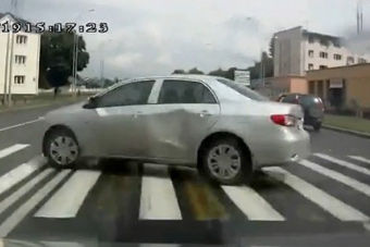 视频：刚挨撞不久的傻冒司机又要挨撞了