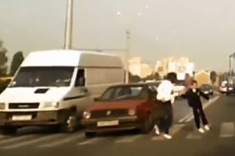 视频：机敏小孩躲过“鬼探头” 让人虚惊一场