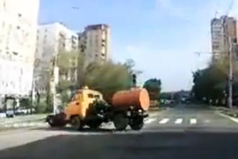 视频：一个甩尾急刹成功避免了一起交通意外