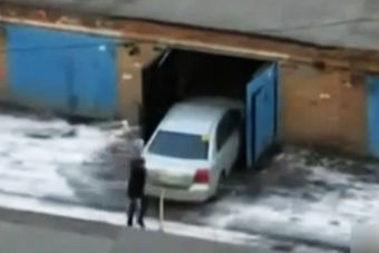 视频：奇葩的女司机 开车入库小心的太离谱了