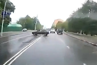 视频：这个甩尾停车太给力！路滑拐弯成停车