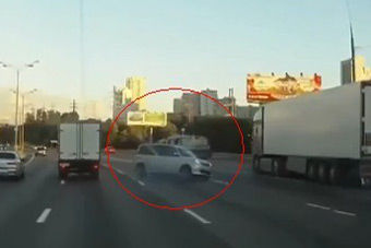 视频：车子失控快要出车祸时 看牛B司机化险为夷!