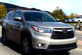 视频：国外街头跟拍2015款丰田汉兰达混动版