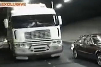 视频：伤不起！无德卡车竟然在隧道内变换车道