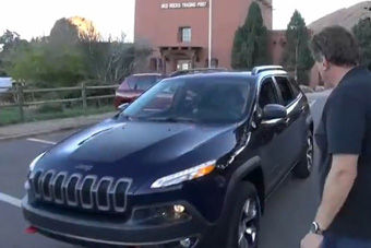 视频：2014款JEEP自由光自动泊车体验演示