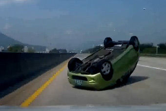 视频：缺德带冒烟！傻缺司机高速撞翻前车