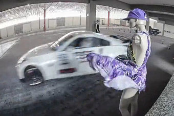 视频：漂移竞技赛 1分40秒处表演气流掀裙子