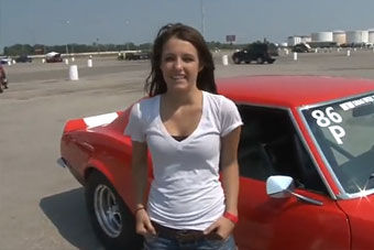 视频：16岁小美女驾驶Camaro直线加速跑出11秒