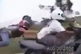 视频：摩托哥载着女友时耍帅 结果女友杯具了