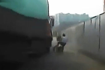 视频：自行车小伙竟然勇敢到向大卡车碰瓷 