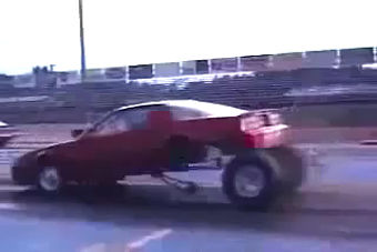 视频：爆笑赛车场面 事实证明马力太大也HOLD不住