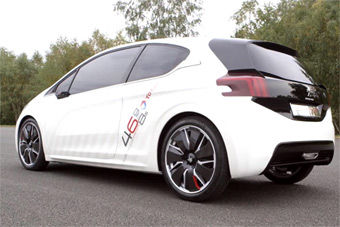 视频：百公里油耗2.1L 标致208混动版亮相