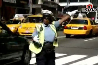 视频：实拍纽约女交警跳舞指挥交通