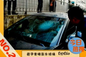 视频：杭州天降避孕套砸裂轿车玻璃