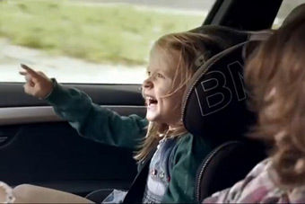 视频：爸爸好酷！摇滚老爹加摇滚女儿 宝马创意广告