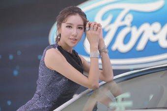 视频：2013广州车展必看车模之妩媚娇羞嫩模