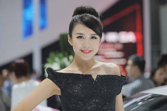 视频：2013广州车展黑衣优雅风韵车模